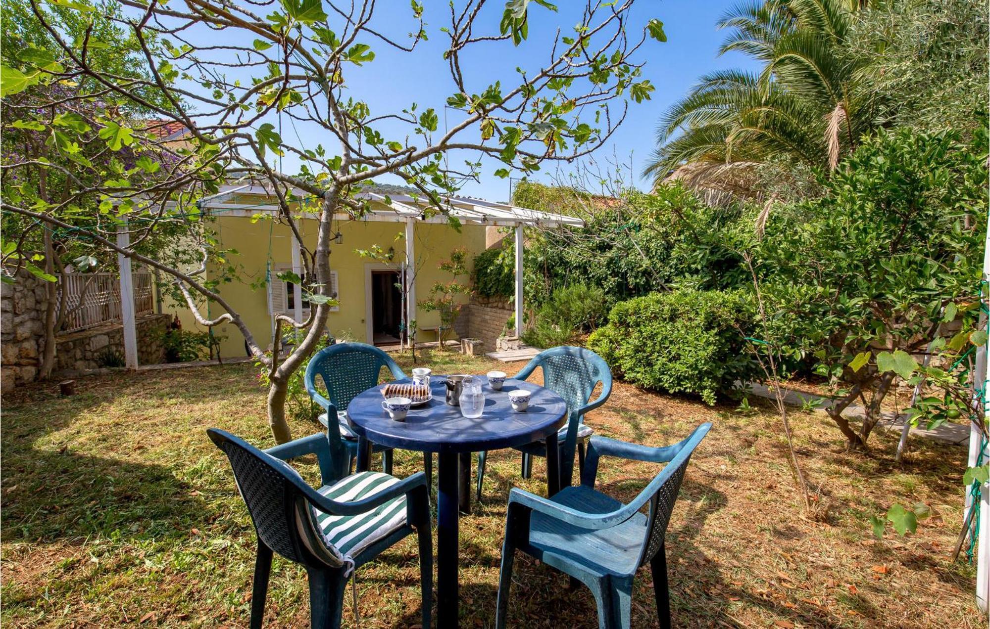 Lovely Apartment In Veli Losinj With Kitchen 外观 照片