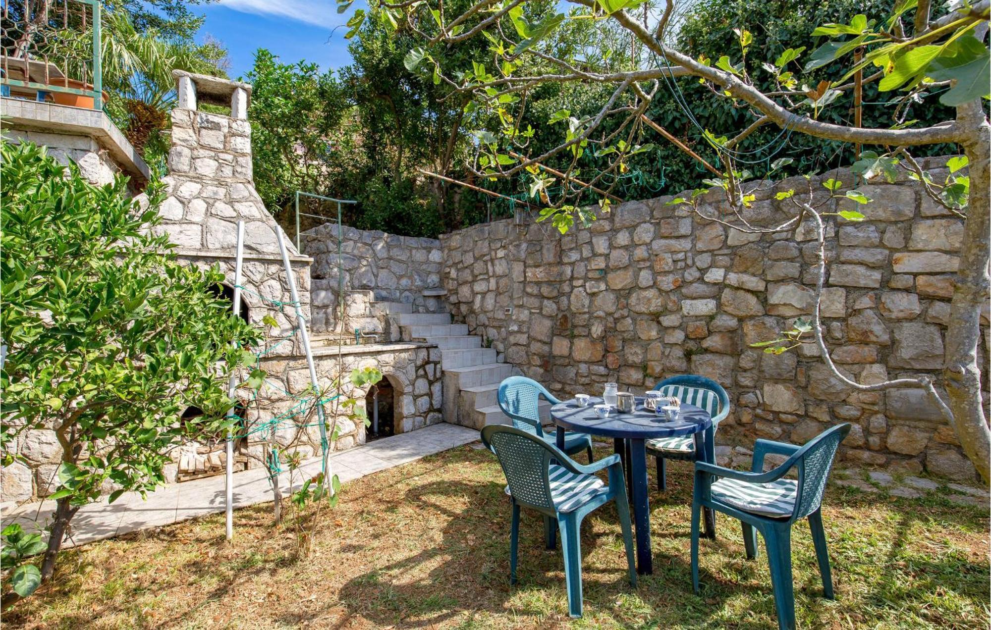 Lovely Apartment In Veli Losinj With Kitchen 外观 照片